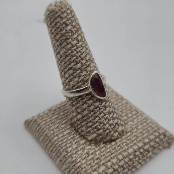 Size 8.5 Sterling Silver Unique Shape Garnet Stone Ring A3009 - Picture 2 of 8